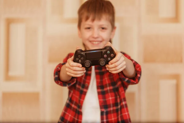 Giovane ragazzo in possesso di controller di gioco giocare ai videogiochi . — Foto Stock