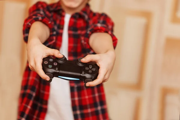 Jugar concepto de juegos. Chico manos celebración gamepad . — Foto de Stock