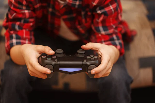 Gioco concetto di giochi. Ragazzo mani tenendo gamepad — Foto Stock