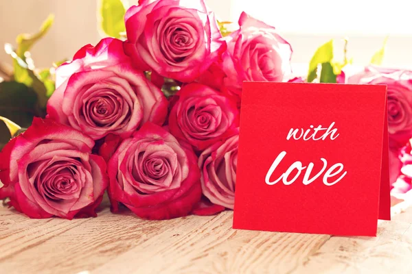空白红色纸卡片为情人节与粉红色玫瑰在 dackground. — 图库照片
