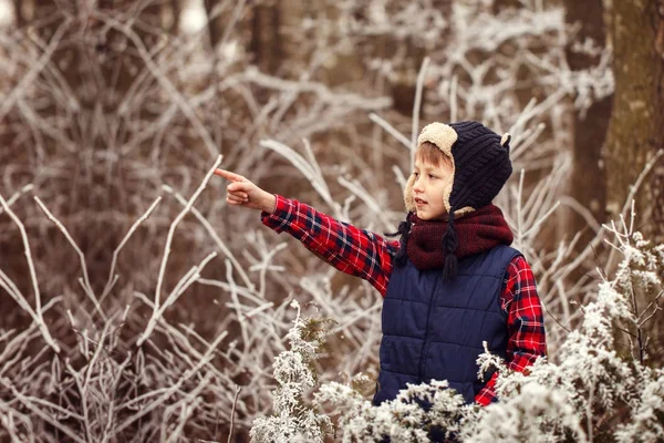 Портрет милый мальчик в теплом зимнем лесу — стоковое фото