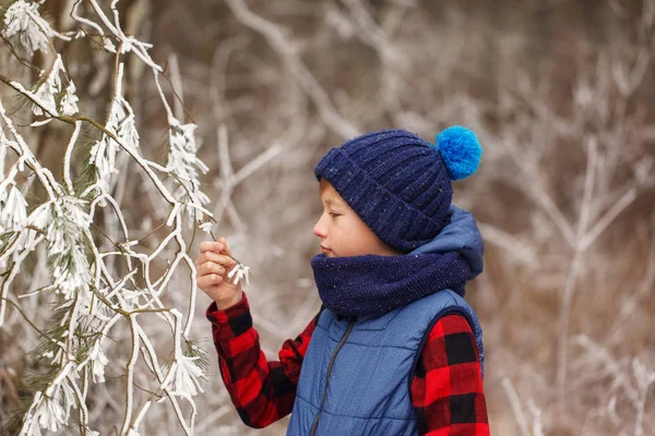 Inverno - menino bonito se divertir com a neve no parque de inverno . — Fotografia de Stock