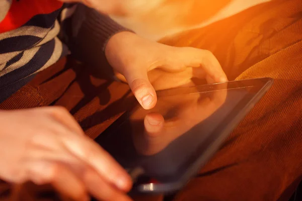 Nahaufnahme von Kinderhänden Nahaufnahme mit digitalem Tablet für pla — Stockfoto