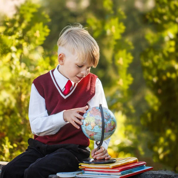 Adorable colegial con libros y globo al aire libre. Educación f — Foto de Stock