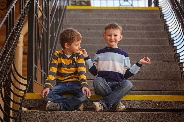 Little two boys sitting on stairway in sunny day. — Stock Photo, Image