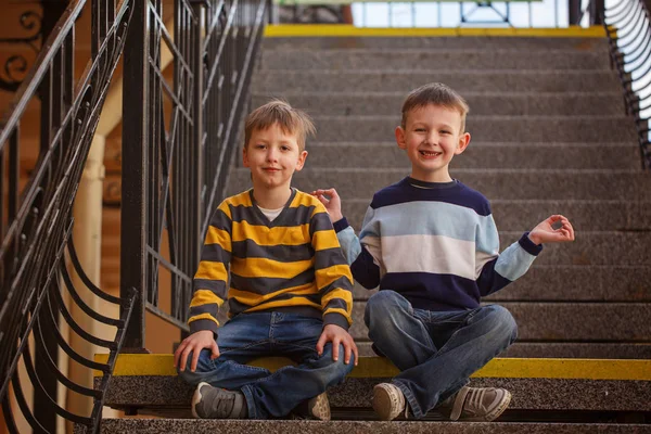 Dos niños sentados en la escalera en un día soleado . — Foto de Stock