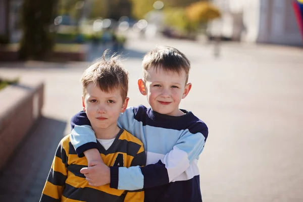 Двоє молодих хлопчиків на вулиці посміхаються і сміються. Концептуальна дружба — стокове фото
