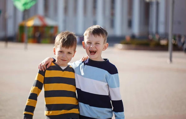 Twee jonge jongens buiten glimlachen en lachen. Concept vriendschap — Stockfoto