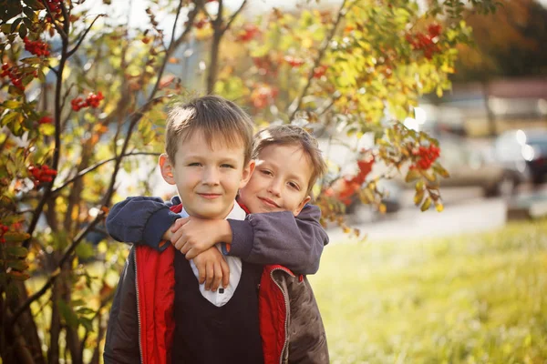 Retrato de dos chicos, hermanos y mejores amigos sonriendo. Amigos abrazándose . —  Fotos de Stock