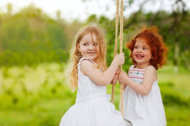 İki kız eğlenmek ve yaz aylarında parkta oynamak.