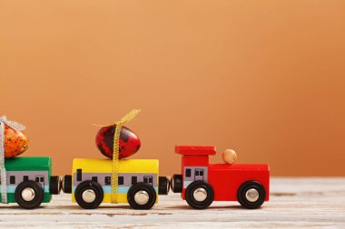 Kavram mutlu Paskalya tatil - yumurta mavi arka plan üzerinde taşıyan renkli treni