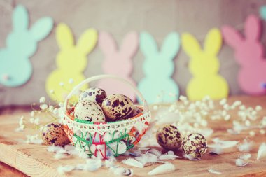 Paskalya Paskalya bıldırcın yumurtası sepet ve bunny garland ile bileşimi. Tonlu görüntü.