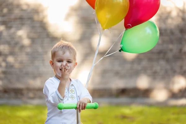 Szczęśliwy chłopiec kolorowy balon. Urodziny 3 lata. — Zdjęcie stockowe