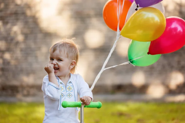 Szczęśliwy chłopiec kolorowy balon. Urodziny 3 lata. — Zdjęcie stockowe