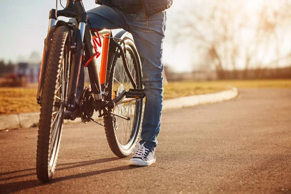 Niño en bicicleta en camino de asfalto en soleado día de primavera . — Foto de Stock
