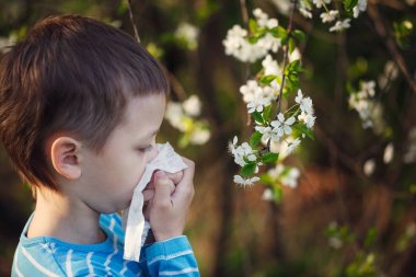 Anti olan çocuğun. Çocuk Parkı çiçek açan çiçekler doku ile açık oturma