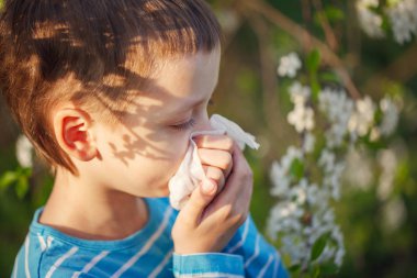 Anti olan çocuğun. Çocuk Parkı çiçek açan çiçekler doku ile açık oturma