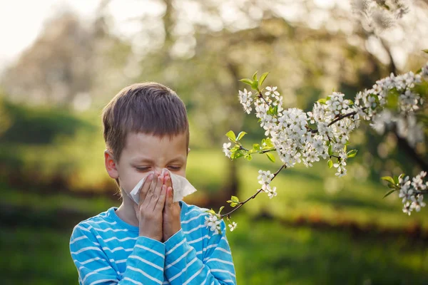 Kind Met Allergie Jongen Zitten Buiten Met Weefsel Park Buurt — Stockfoto