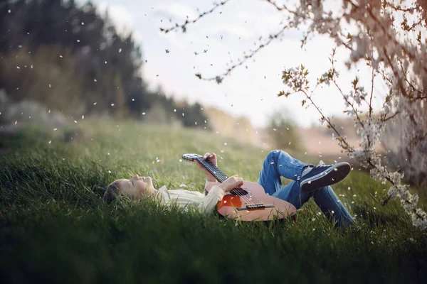 Rapaz Bonito Jaz Grama Com Uma Guitarra Pôr Sol — Fotografia de Stock