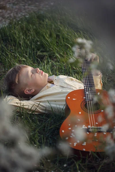 Söt Pojke Ligger Gräset Med Gitarr Sunset — Stockfoto