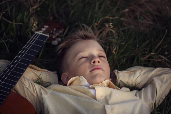 Söt Pojke Ligger Gräset Med Gitarr Sunset — Stockfoto