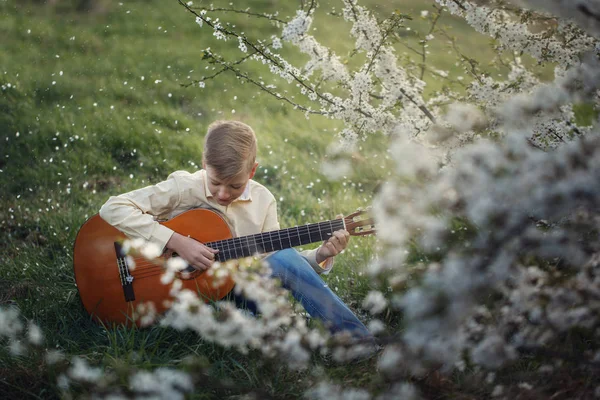 Söt Pojke Göra Musik Spela Gitarr Naturen — Stockfoto