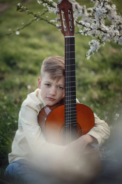 Retrato Chico Con Guitarra Sentado Hierba Día Verano —  Fotos de Stock