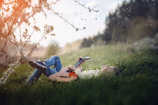 Mignon Garçon Couche Sur Herbe Avec Une Guitare Sur Coucher — Photo