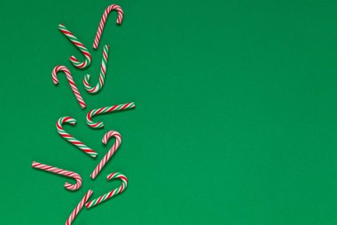 Noel kompozisyonu. Yeşil arka planda Noel şekerleri.