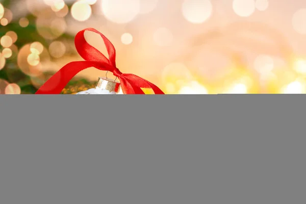 Karácsonyi ünnepek kompozíció fehér golyó és piros szalag világos háttér másolási hely — Stock Fotó