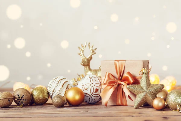 圣诞构图与礼物盒和假日装饰的中性背景. 圣诞或新年贺卡. — 图库照片