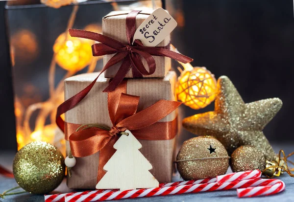 Рождественские украшения. Два подарка обернутые ремесла с праздничным оформлением и огни на темном фоне . — стоковое фото