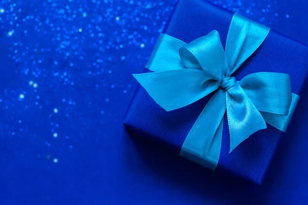Μπλε κουτί δώρου με aque mint φιόγκο σε μοντέρνο μπλε φόντο. — Φωτογραφία Αρχείου