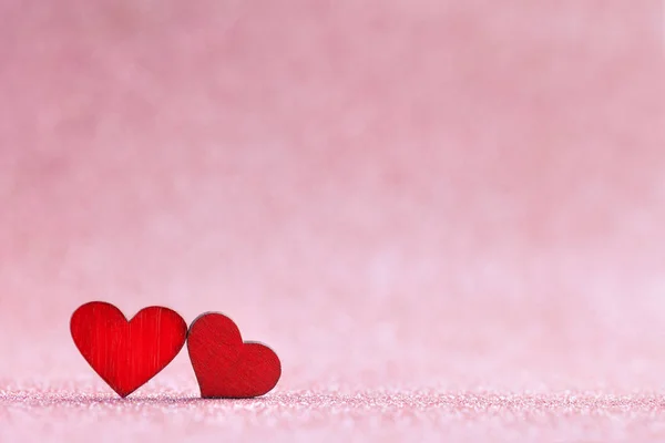 情人节贺卡。 爱情概念中粉色背景下的两个红木心形. — 图库照片