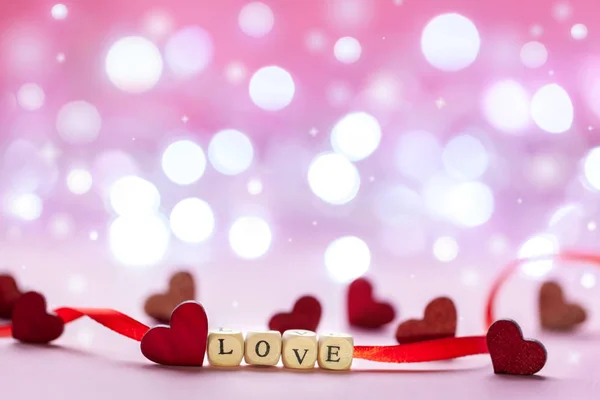 Valentijnsdag thema woord "Liefde" op pastel roze achtergrond. Valentijnsdag concept. Vlakke lay, bovenaanzicht, kopieerruimte — Stockfoto