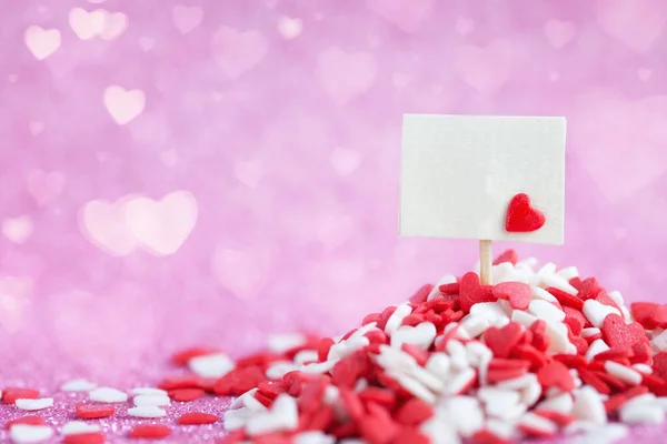Пустое пустое место в куче красных и белых сердец на блестящем розовом фоне боке. День святого Валентина . — стоковое фото