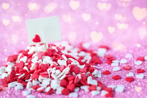 ヒープの赤と光沢のあるピンクのボケの背景に白い心に空の空白のまま。バレンタインデーのコンセプト. — ストック写真