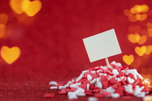 ヒープの赤と光沢のある赤墨色の背景に白い心に空の空白のまま。バレンタインデーのコンセプト. — ストック写真