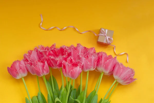Красивый Букет Розовых Цветов Тюльпанов Настоящей Коробкой Желтом Фоне Поздравление — стоковое фото