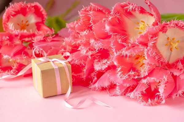 Подарочная Коробка Красивым Букетом Розовых Цветов Тюльпанов Розовом Фоне Карточная — стоковое фото