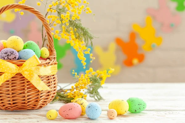 Colorate Uova Pasqua Cesto Fondo Bianco Legno Decorate Con Ramoscello — Foto Stock