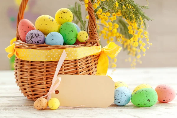 Huevos Coloridos Pascua Una Canasta Sobre Fondo Madera Blanca Decorados —  Fotos de Stock