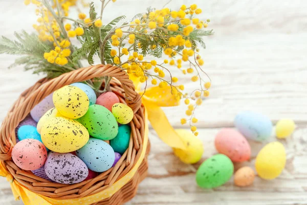 Œufs Pâques Colorés Dans Panier Sur Fond Bois Blanc Décoré — Photo