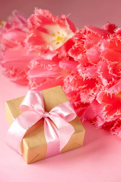 Подарочная Коробка Красивым Букетом Розовых Цветов Тюльпанов Розовом Фоне Карточная — стоковое фото