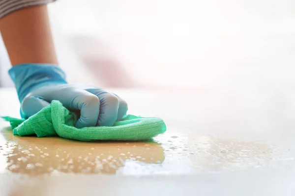 Mujer Con Guantes Protectores Lavando Mesa Jabón Antibacteriano Mientras Limpia — Foto de Stock
