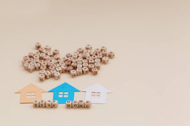 Sözcükler evde tahta bloklardan, kağıt evlerden, sosyal mesafelerden, acil durumlarda evde kalma kavramından oluşur.