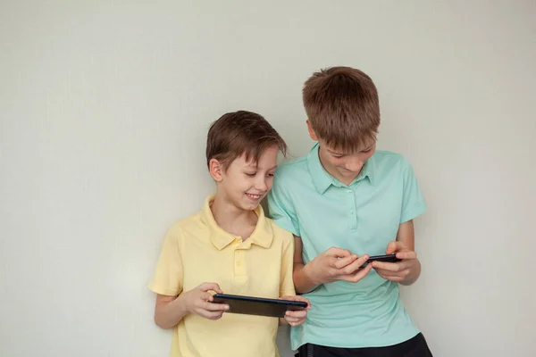 Два Мальчика Играют Игры Смотрят Информационное Видео Интернете Мобильных Телефонах — стоковое фото