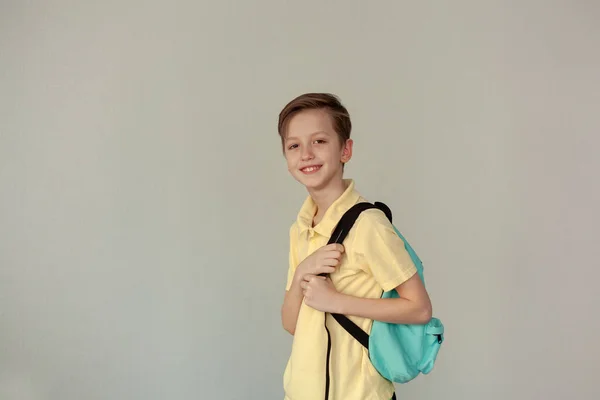 Portret Van Een Lachende Schooljongen Casual Kleding Rugzak Lachend Naar — Stockfoto