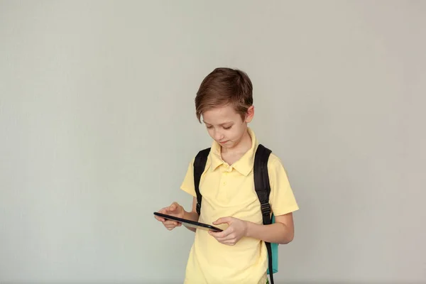 Portret Van Een Schooljongen Die Rugzak Draagt Met Behulp Van — Stockfoto