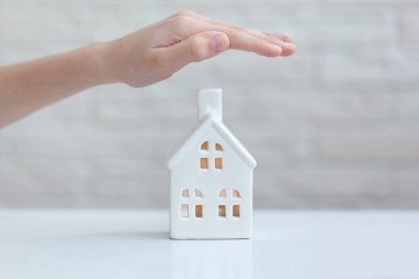 Beyaz arka planda Çocuk Elleri Ev Güvenlik ve Koruma Konsepti. Ev konseptinde kal.